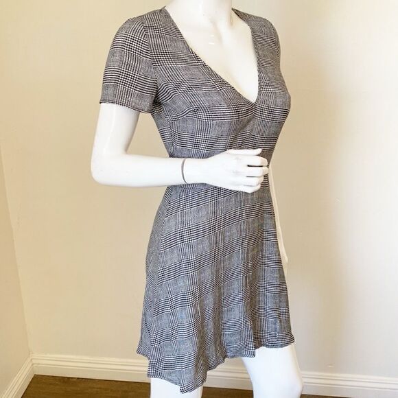 Reformation Houndstooth Black White Plaid Printed V Neck Short Sleeve Mini Dress - Picture 3 of 6